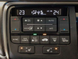 オートエアコンは左右席で独立温度コントロールが可能です。運転席はキンキンに冷やして助手席はマイルドにと言った設定が可能です☆暑さ寒さでケンカすることもなくなりますね♪