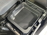 【シートアンダーボックス】シートの下に大容量の収納スペースが備わっており、靴や洗車グッズなど、外から見られたくないものをすっきり収納できて便利!