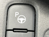 【リモート機能つきアドバンストパーク】専用スマートフォンアプリの使用で、車外から遠隔駐車・出庫が可能な先進機能。広い場所で乗り降りしたい時に便利です♪