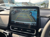 バックカメラで後方を確認しながら安心して駐車することができます。
