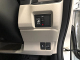 【片側電動スライドドア】リモコンや運転席のスイッチ操作のほか、ドアハンドルを少し引くだけでリアドアが自動開閉します♪