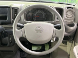 インテリアに合わせたデザインのステアリングは、運転される方のことも考え、運転しやすい形状、大きさです。是非一度、実際に触ってお確かめください。