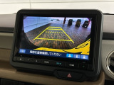 リバースギアに入れるだけで後方の表示へ切り替わります。夜間や雨の日の駐車も楽になりますよ。