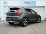 本革シートやクリスタルシフトノブ、harman/kardonプレミアムサウンドなど装備が充実。XC40の上質さが際立つモデルです。