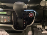 CVT車のセレクトレバーです。低速から高速まで、変速ショックのないスムーズな走りを実現するとともに、エンジン効率のよい領域を維持することで燃費にも貢献します。