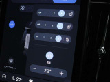 ベンチレーションヒーターマッサージ機能付フロントシートは3段階で調節できます。ステアリングホイールも3段階で調節できます。