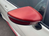 駐車時に便利な電動格納ドアミラーです。