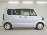 リアには左右スライドドアを採用。狭い駐車場でも開閉しやすく、強風の日でもドアが煽られにくくなっております。小さなお子さまやご年配の方も安心して乗り降りできます。