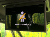 【フリップダウンモニター】大画面モニターで後席でもエンタメをお楽しみいただけます。小さなお子様にも大人気の装備です♪