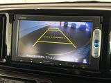 リバースギアに入れるだけで後方の表示へ切り替わります。夜間や雨の日の駐車も楽になりますよ。