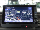 純正オプションで工賃込み251,570円の型番「LXU-242NBi」装着!。水平基調のインパネと調和した大画面9インチHD液晶モニターを採用。ハイレゾ、自動地図更新サービス対応のハイエンドモデル。