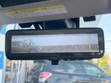 【スマートリヤビューミラー】後席の大きな荷物や同乗者で後方が確認しづらい時でも安心!カメラが撮影した車両後方の映像をルームミラー内に表示。クリアな視界で状況の確認が可能です!