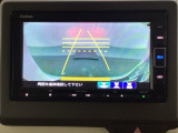 バックでの車庫入れも安心です!リアカメラが付いているバックモニター付のナビを装備しております。操作線もついており距離感も画面から確認できます。