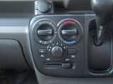 マニュアル式エアコンで車内を快適な空間に出来ます ♪