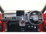 操作性に優れた運転席となります!小物入れや各ボタンの配置にこだわり、使いやすいです!座り心地もよく視認性も良好なのでロングドライブもお任せ下さい!