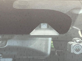 【エマージェンシーブレーキ】走行中に前方の車両等を認識し、衝突しそうな時は警報とブレーキで衝突回避と被害軽減をアシスト。より安全にドライブをお楽しみいただけます。