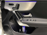 【メモリー付きパワーシート】3名までのシートポジションを記憶できるパワーシート!運転席のみ、ドアミラー・ステアリング位置も記憶可能です。高速道路などでの、運転交代時などに便利な機能です☆