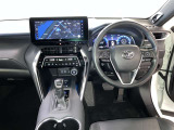 運転席周りのレイアウトをご覧ください。ナビゲーションが綺麗に装着されすっきり収まってますね!