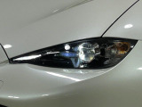 【LEDヘッドライト】悪天候や夜間走行時も良好な視界を確保し安心して運転できる高輝度LEDヘッドライトを装備!点灯速度が早く、消費電力も抑えられています。