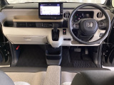 車内は光触媒抗菌消臭施工済です。インパネ周りはスタイリッシュなデザインで機能や装備も充実しています。グローブボックスやカップホルダーのほかにトレーなどたくさんの収納スペースが付いています。