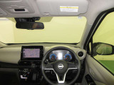 ドライバー目線で、使いやすく安全操作性と良好な視界を実現した運転席です。