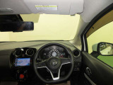 ドライバー目線で、使いやすく安全操作性と良好な視界を実現した運転席です。