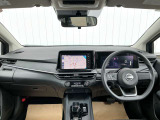ますますドライブが楽しくなる、明るく開放的な運転席まわりです!