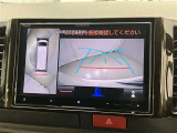 車庫入れなど後進運転時に死角をモニターで確認ができて安全です♪ ステアリング操作の参考になるガイド線も表示しますので車庫入れがニガテな方も安心ですネ!