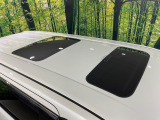 【サンルーフ】開放感たっぷりの希少装備、サンルーフが装着されています!車内に明かりを取り入れたり景色を楽しむ以外にも、車内の空気も簡単に換気できて快適です!