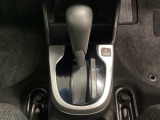 CVT車のセレクトレバーです。低速から高速まで、変速ショックのないスムーズな走りを実現するとともに、エンジン効率のよい領域を維持することで燃費にも貢献します。