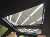 【パノラマルーフ】大型のガラスルーフ搭載で車内の解放感が一気にアップ!開放的なドライブをお楽しみいただけます。