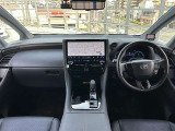 ブラック基調の落ち着いた高級感ある室内。本革巻きステアリング/高級感のある空間。