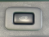 【パワーバックドア】スマートキーや運転席のボタンを押すだけでリアゲートが自動で開閉します!荷物を持っている時や、高い位置にあるバックドアを閉める際に便利な機能です♪
