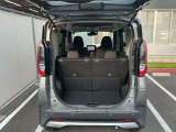 バックドアは大きく開きます。定員乗車時でも十分広いラゲッジスペースを確保しています。