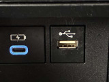 こちらのクルマはUSB接続コネクタも装備されています♪スマホの充電などにお使い下さい。ご旅行中での充電切れも、これなら心配いりませんね!