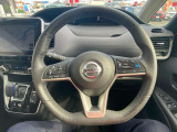 ハンドルはDシェイプ型!軽やかに回り気持ちよく運転が出来ます。