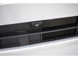 パノラミックビューモニター 車両の前後左右に搭載した4つのカメラから取り込んだ映像を合成し車の真上から見ているような映像を表示します