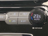 オートエアコンは温度を設定するだけで、自動で風量などを設定してくれます。運転しながら操作も必要ないので、安全性も向上します。