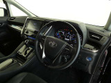 ドライバーを包み込むようなデザイン。運転していて安心感、高級感を感じられるコックピットです。