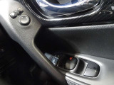 パワーウインドウスイッチ★電動格納機能付きで運転席からドアミラーの角度が調整可能です。電動格納機能付きです♪