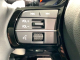 ステアリングにオーディオ操作スイッチが付いています。オーディオ画面に直接タッチしなくても操作が出来ますので、運転に集中できます。