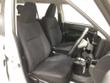 腰から背中をしっかり支える構造で、長時間の運転でも身体への負担が小さいフロントシート!乗り降りも頻繁に行われることを考慮し、着座ポイントも高めに設定。毎日の運転も快適です!