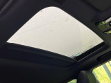 【サンルーフ】開放感たっぷりの希少装備、サンルーフが装着されています!車内に明かりを取り入れたり景色を楽しむ以外にも、車内の空気も簡単に換気できて快適です!