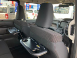リヤシートも全車消毒済み。前に便利な【パーソナルテーブル】も装備。