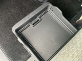 シートアンダーボックスです、靴とかを収納するに便利です。