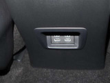 【充電用USB端子】スマートフォンなどを充電できるUSB端子(2.1A)を装備しています。
