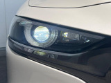 【LEDヘッドライト】悪天候や夜間走行時も良好な視界を確保し安心して運転できる高輝度LEDヘッドライトを装備!点灯速度が早く、消費電力も抑えられています。