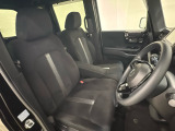 広い足元に肘掛けもついたゆったり座れるシートです。運転席と助手席の間が空いているため、助手席側への移動がスムーズです。交通量の多い道でも、助手席側から乗り降りができます。