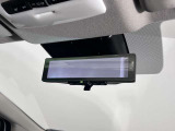 スマートルームミラーで後方の映像がルームミラーで確認できます。