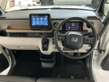 【前方視界】開放的な前方視界!運転がしやすく疲れにくいです♪窓が大きく、見通しがとっても良いおクルマですよ♪